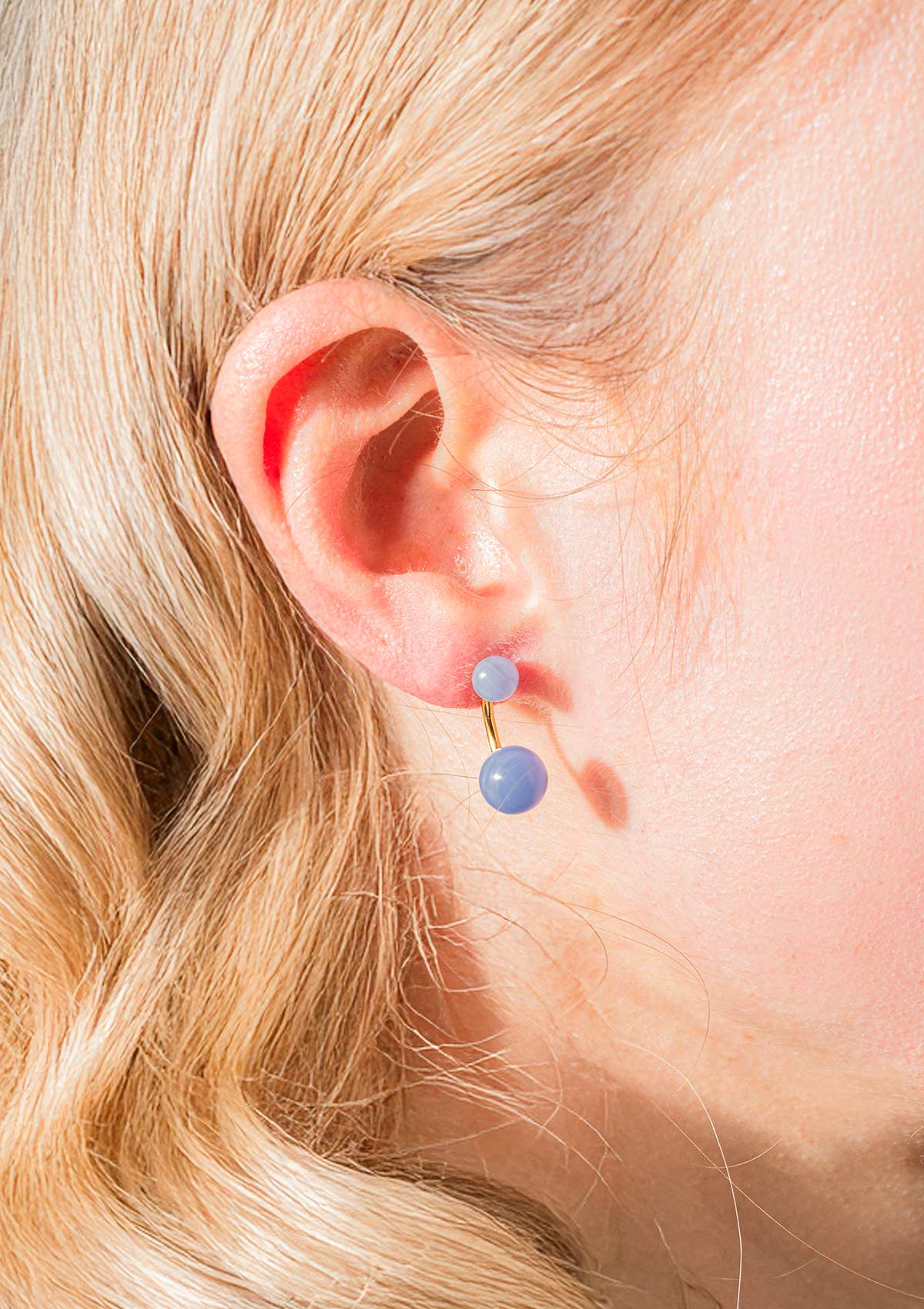ARCH EARRINGS BLONDE AGAT BLUE LACE AGATE FORGYLDT