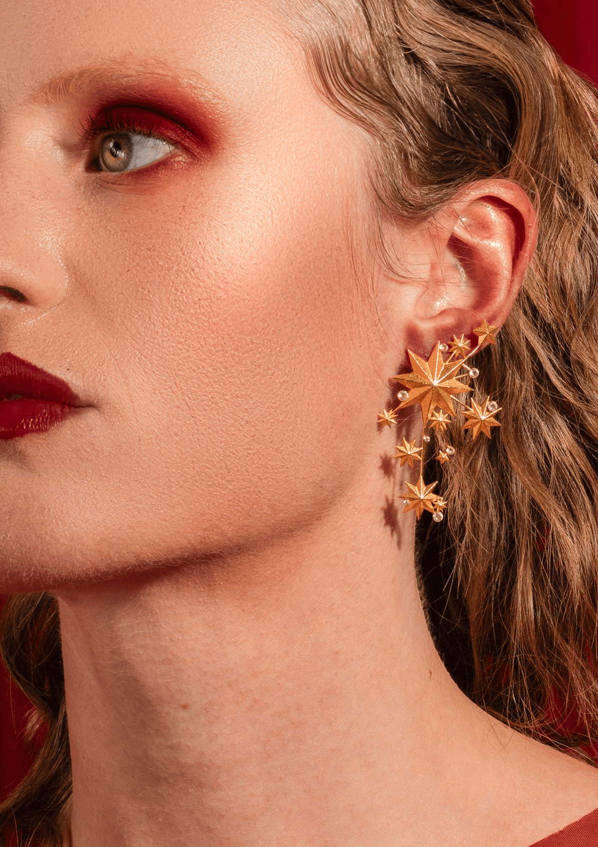 NIGHT POETRY ØRERINGE LYSEGUL FORGYLDT