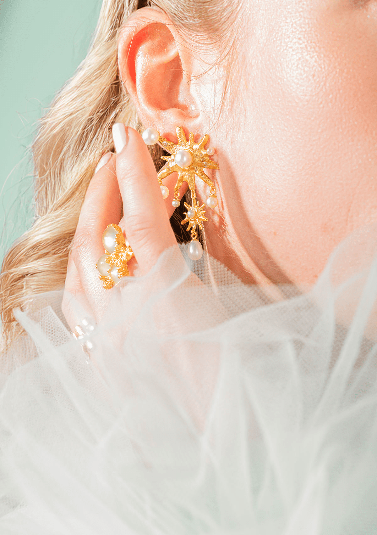 TETHYS ØRERINGE HVID FORGYLDT