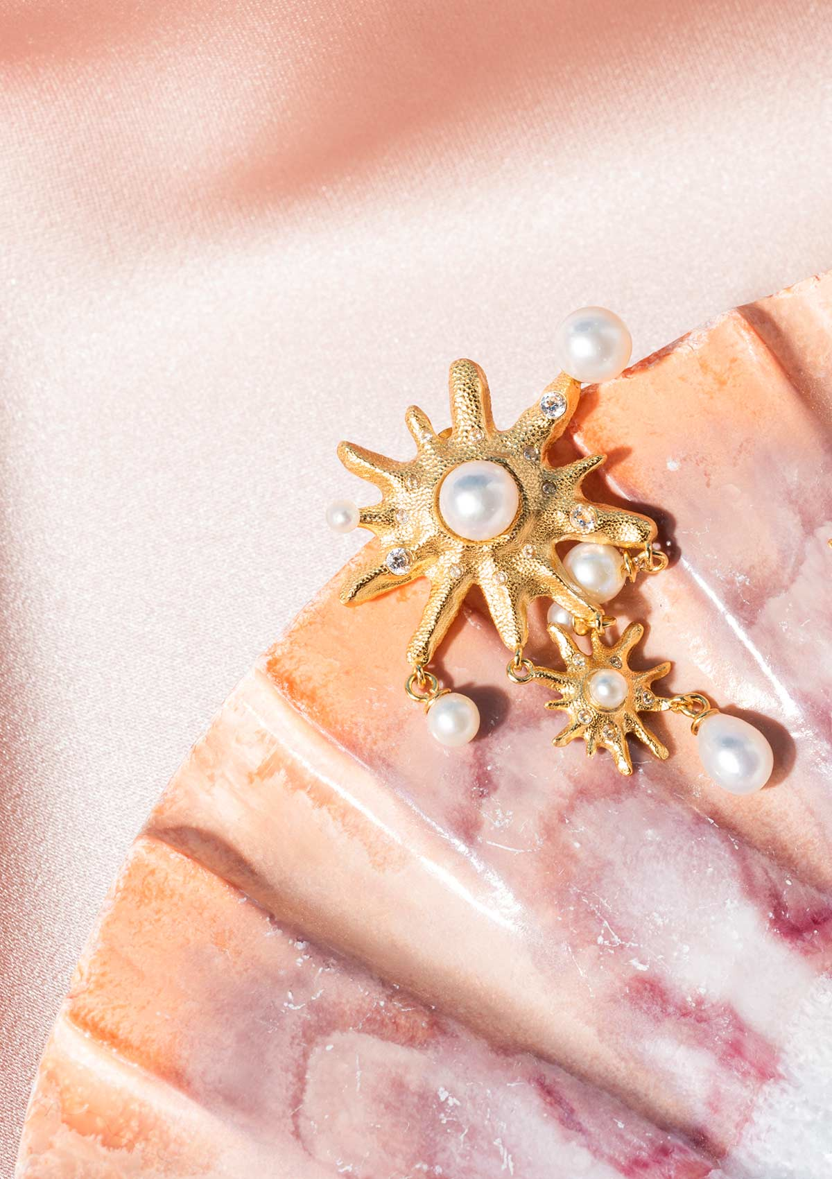 TETHYS ØRERINGE HVID FORGYLDT