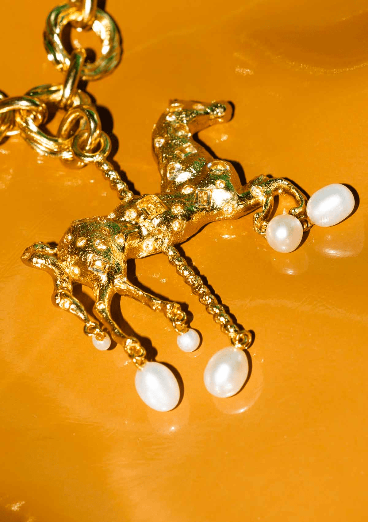 CARNIVAL EQUINE VEDHÆNG LYSEGUL FORGYLDT