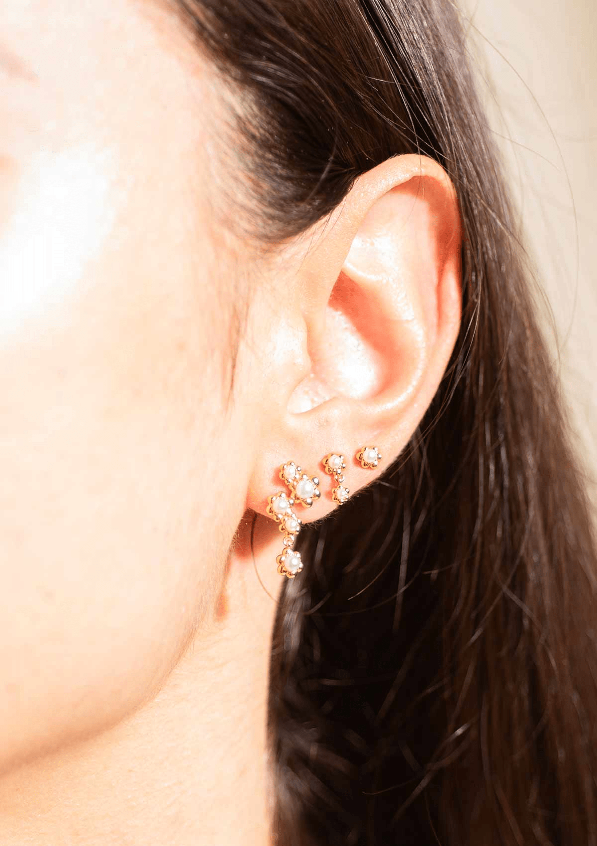 VENUS BLOOM ØRERINGE HVID FORGYLDT