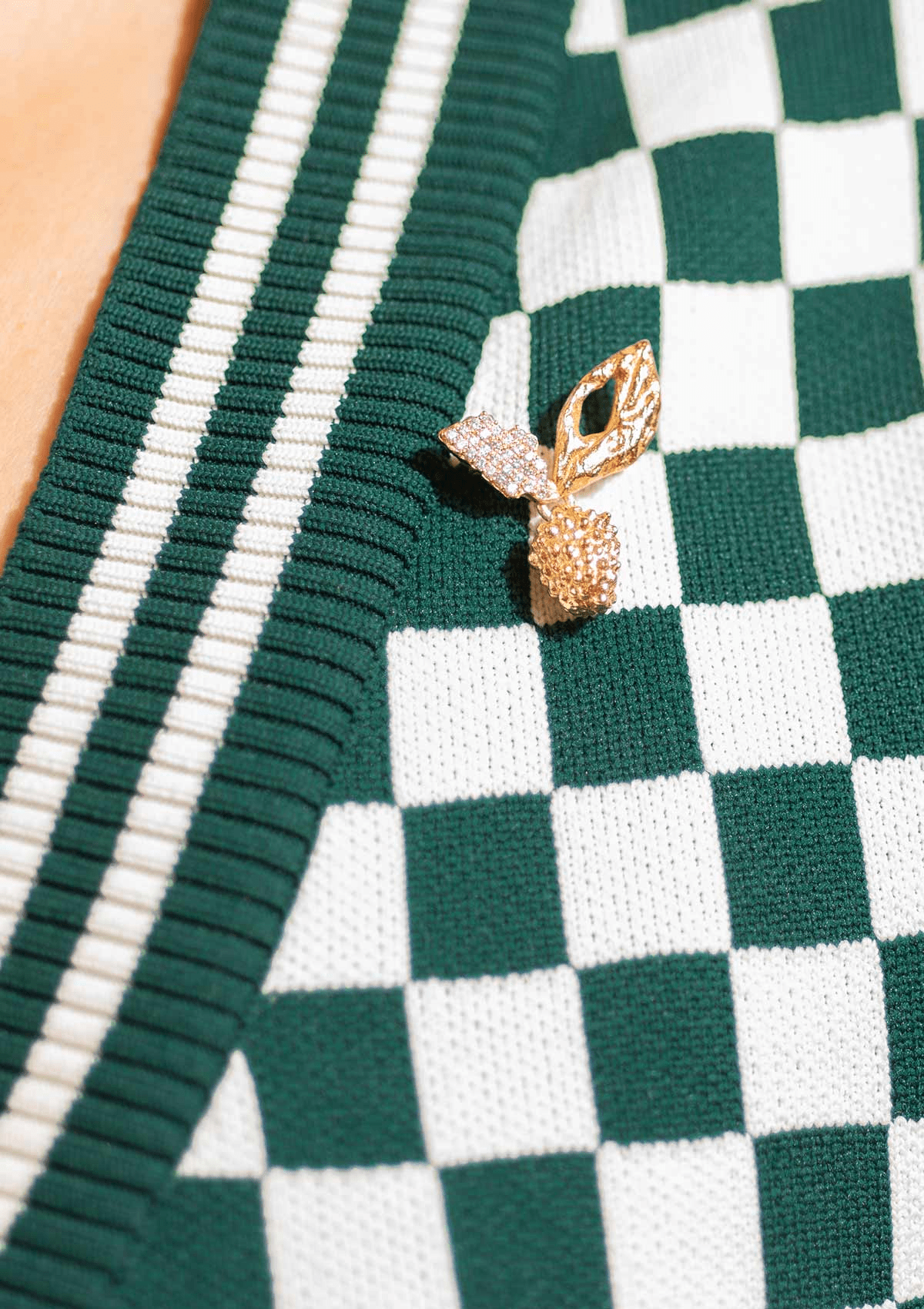 SPOILBERRY BROCHE HVID FORGYLDT