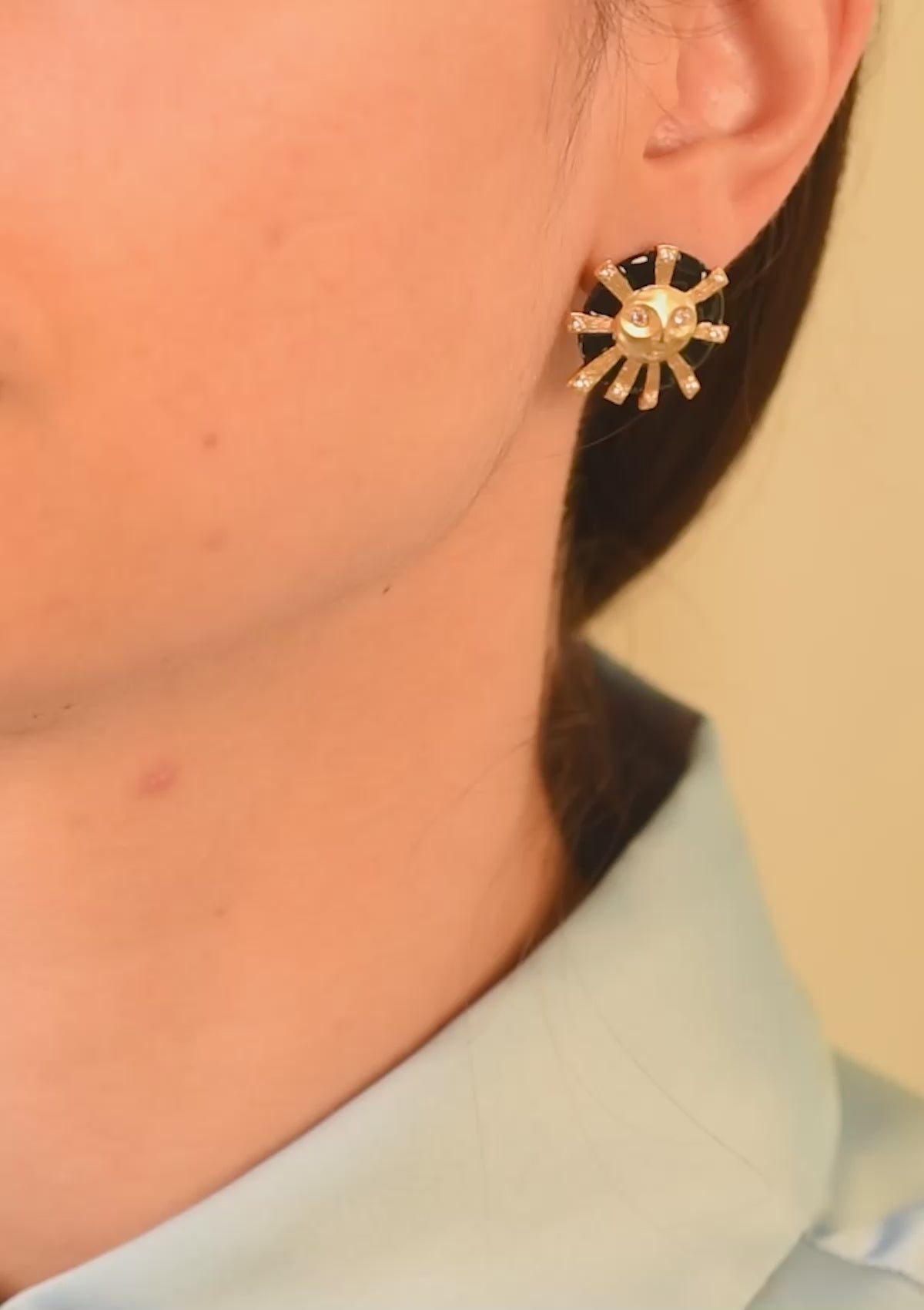 EOS ØRERINGE SORT ENAMEL HVID FORGYLDT