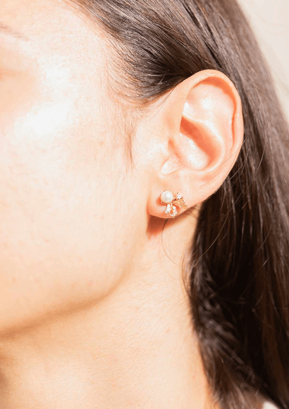 VENUS FOLIA ØRERINGE HVID FORGYLDT